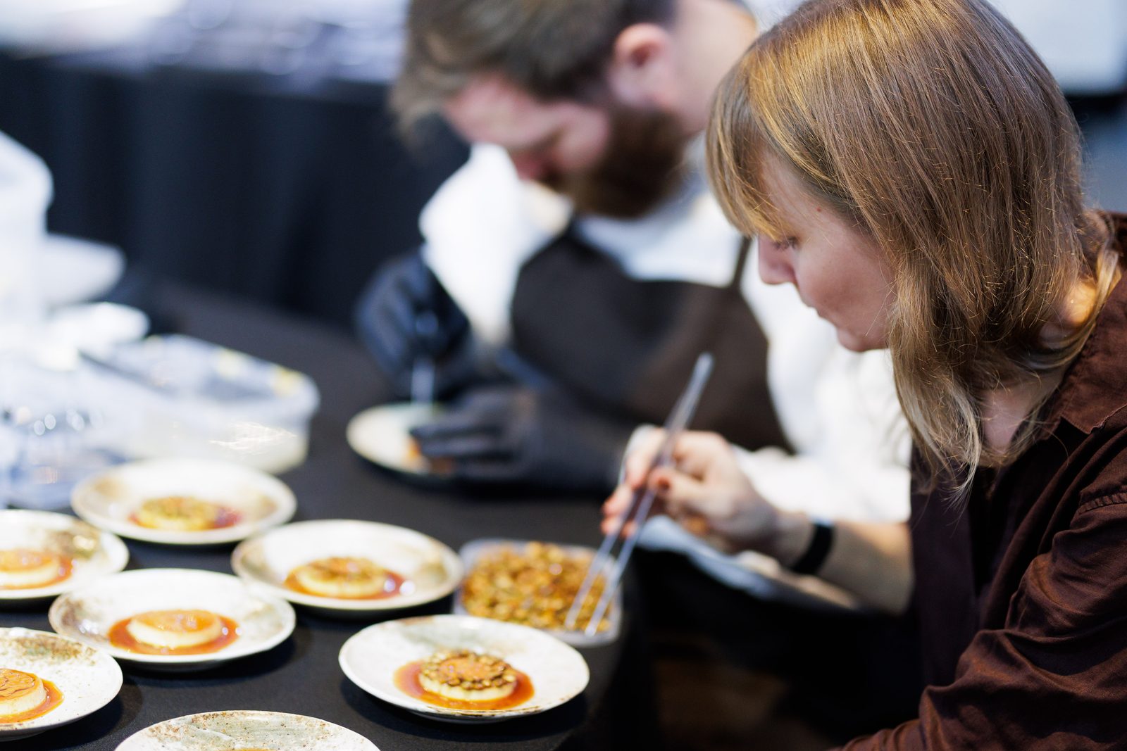 V vietą laimėjo restoranas &bdquo;Sk&oacute;g&ldquo;. Desertas: kreminė karamelė, kurios kremas aromatizuotas baravykais, obuolių karamelė, cukruotos moliūgų sėklos, moliūgų sėklų pralinė, ikrai ir la&scaron;iniai. Vynas &ndash; &bdquo;Ch&acirc;teau Suduiraut Sauternes 1er Grand Cru Class&eacute; 2022&ldquo;.  V vietą laimėjo vyno baras &bdquo;Oecumene Champagne & Wine Bar&ldquo;. Desertas: ryažankos pagrindu pagamintas gana&scaron;as su rūkytu unguriu, sluoksniuotas baltuoju ir juoduoju &scaron;okoladu, tamsios ruginės duonos trupiniai su kalendra ir muskovado cukrumi, ungurių aliejus ir judzu želė. Vynas &ndash; &bdquo;Clos Uroulat Juran&ccedil;on AOC 2017&ldquo;.  VI vietą laimėjo restoranas &bdquo;Eleno by Martyn Meid&ldquo;. Desertas: nori jūros dumblių sablė sausainis, tofu ir krienų ledai, judzu medus, figmedžio lapų espuma, deginto rudadumblio meringas. Vynas &ndash; &bdquo;Domaine Touchais Moulin Touchais Coteaux du Layon 1998&ldquo;.  VII vietą laimėjo restoranas &bdquo;Sija&ldquo;. Desertas: čagos ir moliūgų biskvitas, slyvos, slyvų kauliukų kremas, rūkyta vi&scaron;tiena. Vynas &ndash; &bdquo;Xim&eacute;nez-Sp&iacute;nola Jerez Old Harvest Medium Dry 2015&ldquo;.  VIII vietą laimėjo restoranas &bdquo;Dia&ldquo;. Desertas: Hokaido moliūgas, baltasis &scaron;okoladas, svarainių džemas, tonkos pupelės, rudojo sviesto ledai, sviestinių sausainių trupiniai, moliūgų sulčių glazūra, moliūgų želė, lazdyno rie&scaron;utai. Vynas &ndash; &bdquo;Planeta Passito di Noto BIO 2024&ldquo;.  IX vietą laimėjo restoranas &bdquo;Deep Roots&ldquo;. Desertas: rūg&scaron;tynių &scaron;erbetas, jogurto meringas, ožkos pieno sūrio kremas, ridikėlių lapų pestas, ridikėlių sulčių &bdquo;sniegas&ldquo;. Vynas &ndash; &bdquo;Weinrieder Beerenauslese Ried Hohenleiten Chardonnay 2020&ldquo;.  X vietą laimėjo restoranas &bdquo;Telegrafas&ldquo;. Desertas: sūrio pūstukai, avietės, kiviai, timuto pipirai. Vynas &ndash; &bdquo;Kracher Beerenauslese Red Roses 2023&ldquo;.